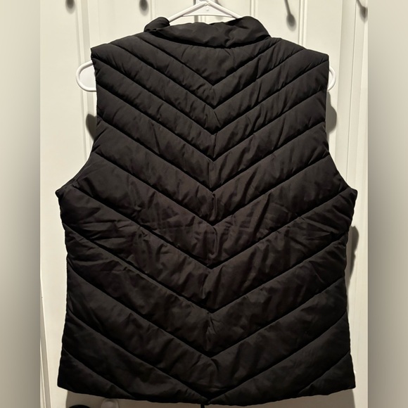 Gap women’s size medium puffer vest - Picture 3 of 4